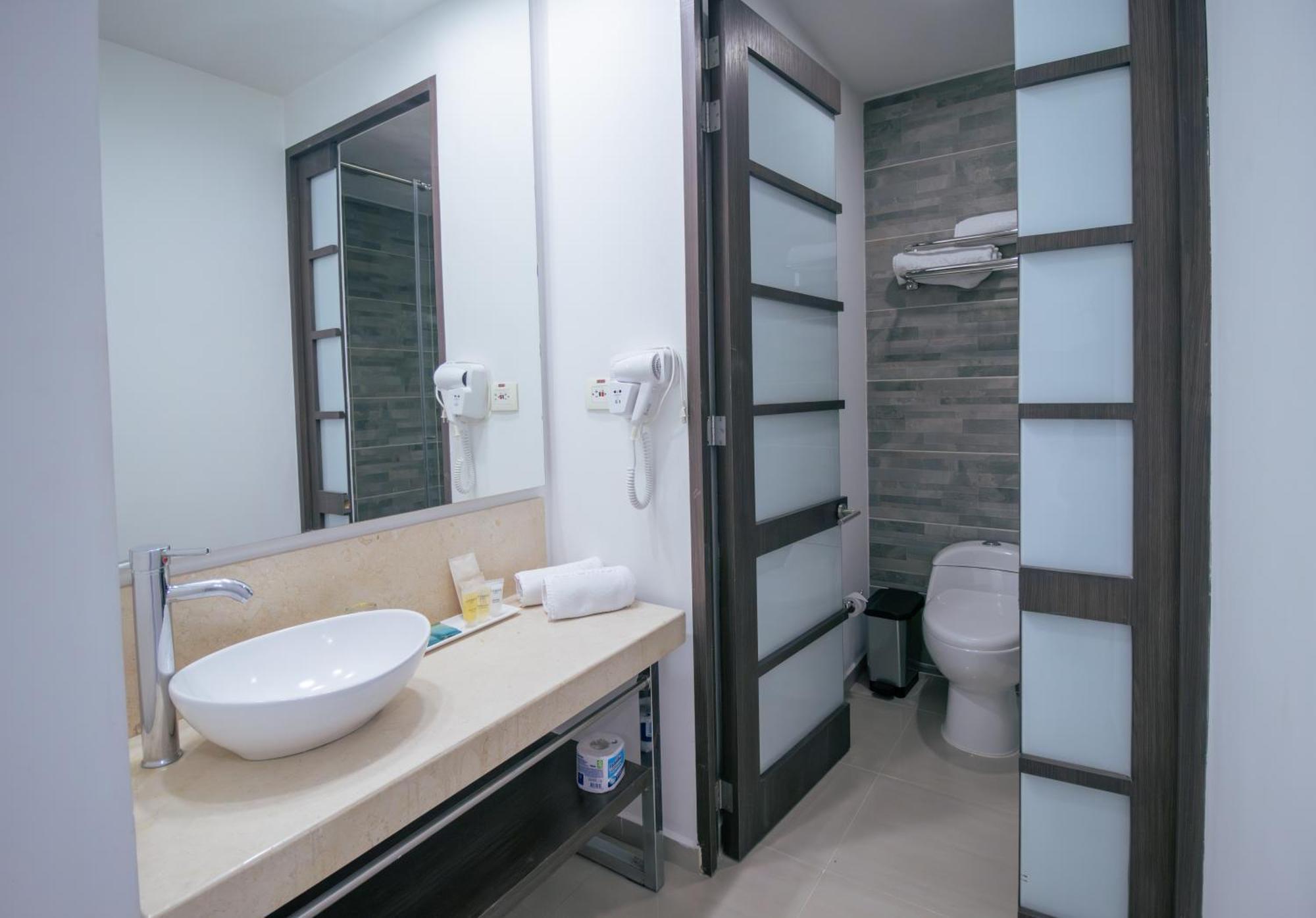 San Simon Hotel Pereira By Soratama Екстериор снимка Bathroom