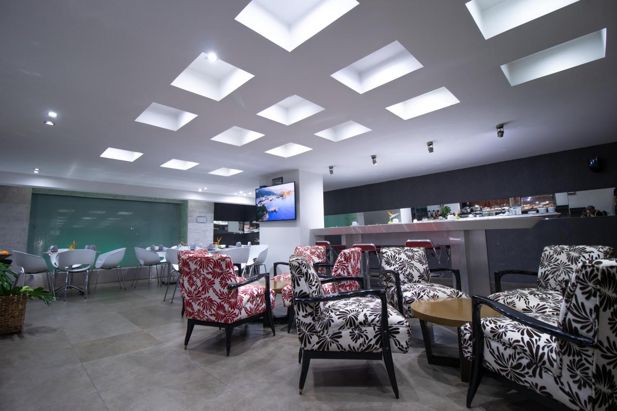 San Simon Hotel Pereira By Soratama Екстериор снимка The lounge at the airport.